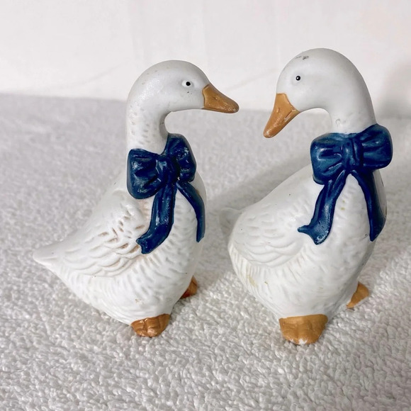 Vintage Ceramic Blue Ribbon Geese Salt & Pepper Shakers - Picture 2 of 11